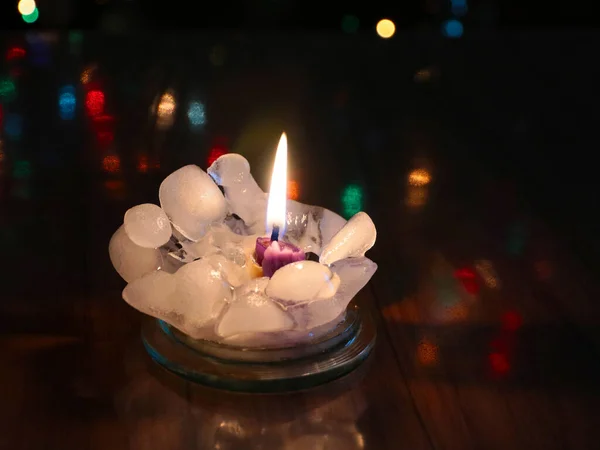 Şeffaf Berrak Buz Parçalarıyla Çevrili Parlak Mum Ateşi — Stok fotoğraf