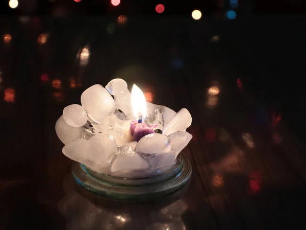 Brillante Fuego Una Vela Cera Rodeada Trozos Transparentes Hielo —  Fotos de Stock