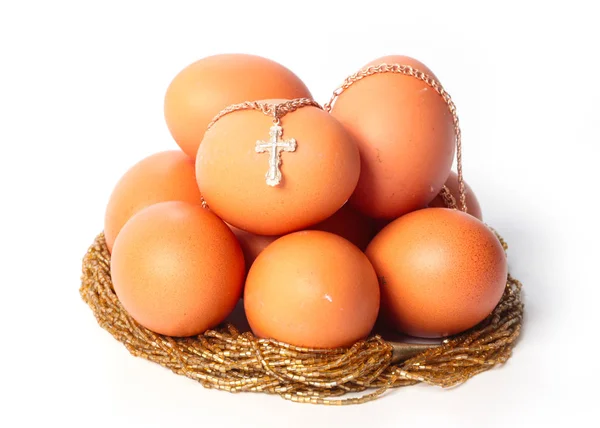 复活节彩蛋和链子上的金十字架 作为春天宗教仪式的象征 — 图库照片