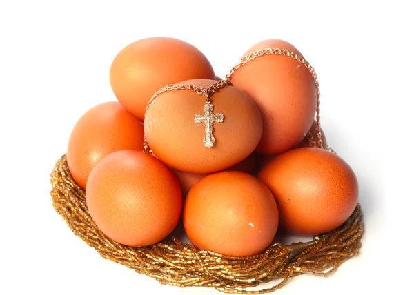 复活节彩蛋和链子上的金十字架 作为春天宗教仪式的象征 — 图库照片