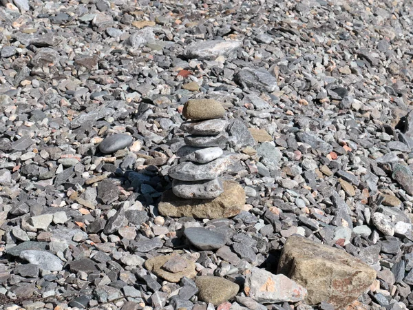 Пирамида Камней Стоит Галечном Пляже Символ Сбалансированного Душевного Спокойствия — стоковое фото