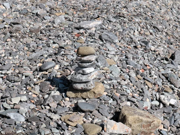 Μια Πυραμίδα Από Πέτρες Στέκεται Μια Παραλία Βότσαλα Σύμβολο Της — Φωτογραφία Αρχείου