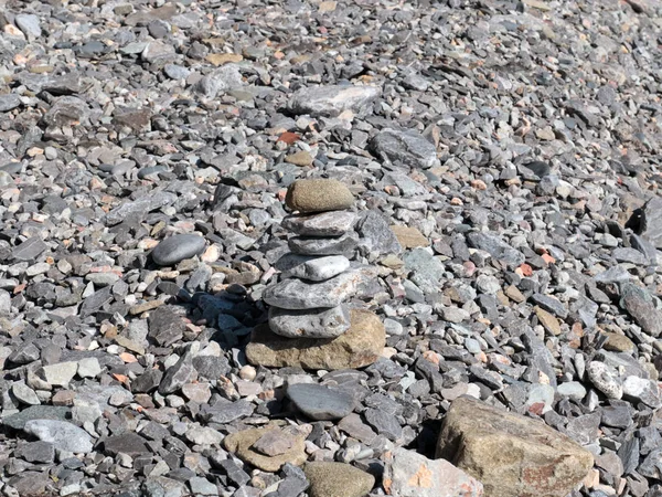 Піраміда Каменів Стоїть Гальковому Пляжі Символ Збалансованого Спокою — стокове фото
