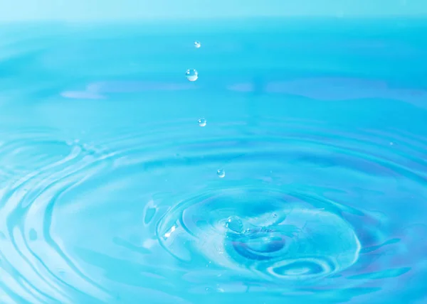 Een Druppel Water Valt Het Oppervlak Van Vloeistof Waardoor Bizarre — Stockfoto