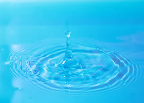 Una Gota Agua Cae Sobre Superficie Del Líquido Creando Patrones — Foto de Stock