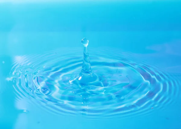 Ein Tropfen Wasser Fällt Auf Die Oberfläche Der Flüssigkeit Und — Stockfoto