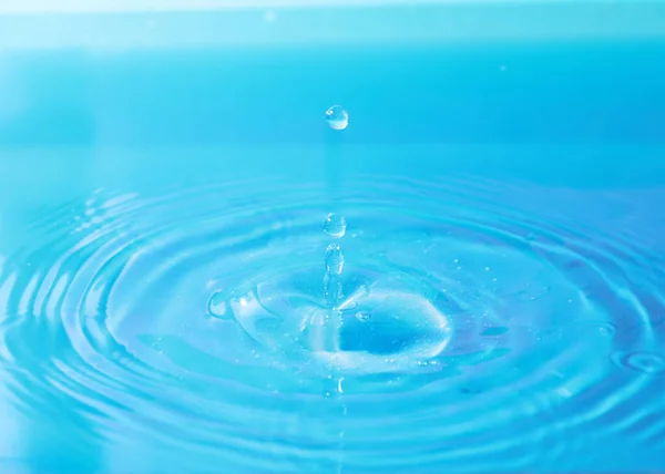 Drop Water Falls Surface Liquid Creating Bizarre Patterns — Stock Photo, Image