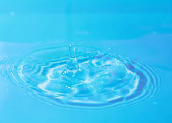 Una Gota Agua Cae Sobre Superficie Del Líquido Creando Patrones —  Fotos de Stock