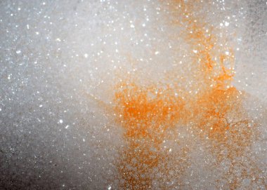 Kirlenmiş sıvının yüzeyinde kirli kimyasal köpük var.