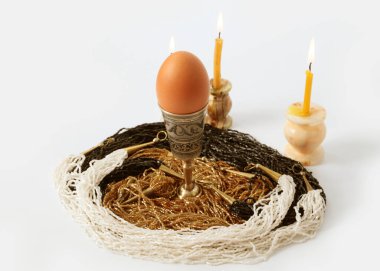 Antikacıda Paskalya yumurtası ve bayramın şerefine kilise mumlarının alevi.