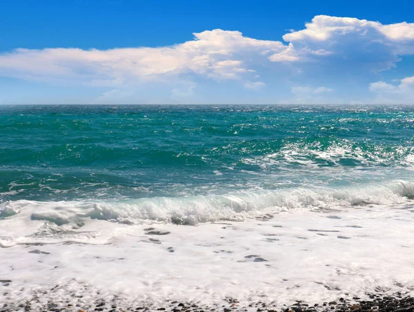 休暇先の象徴として美しい海のビーチと空の風景 — ストック写真