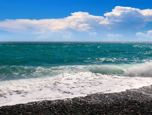 休息の場としての美しい海のビーチと空の風景 — ストック写真