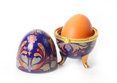 Porselen dekoratif ve Paskalya yumurtası tatil öğesi olarak kullanılıyor.