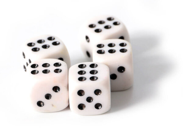 играя в кости с выигрышными комбинациями чисел на лицах
