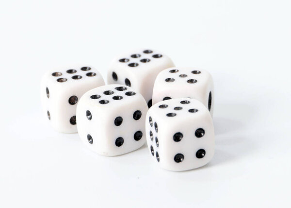 играя в кости с выигрышными комбинациями чисел на лицах
