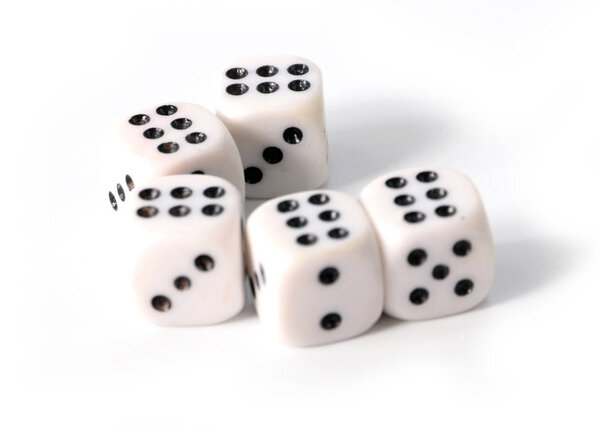 играя в кости с выигрышными комбинациями чисел на лицах
