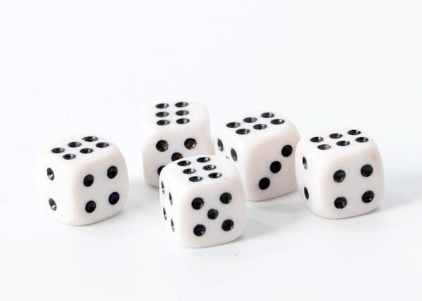 играя в кости с выигрышными комбинациями чисел на лицах
