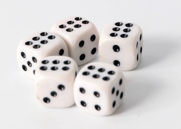 играя в кости с выигрышными комбинациями чисел на лицах
