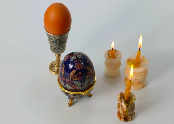古老的复活节彩蛋和宗教蜡蜡烛 — 图库照片