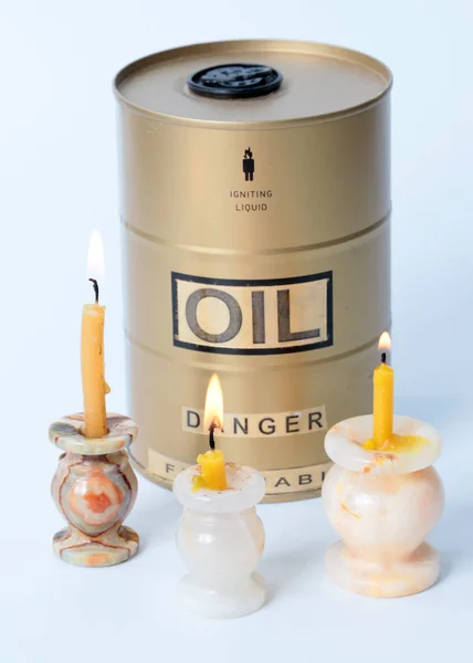 用宗教蜡蜡烛围住的一桶油 — 图库照片
