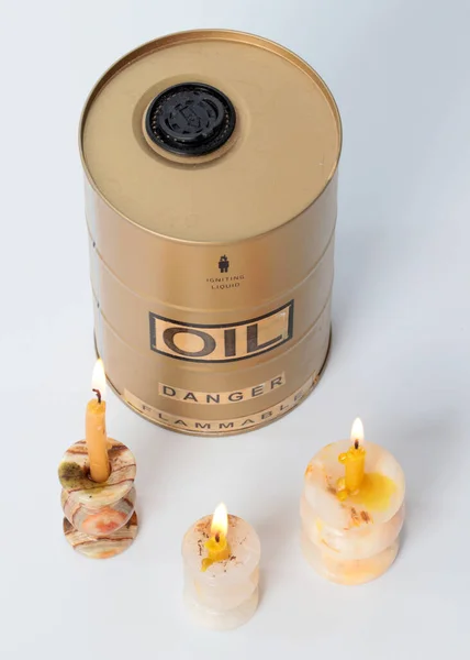 用宗教蜡蜡烛围住的一桶油 — 图库照片