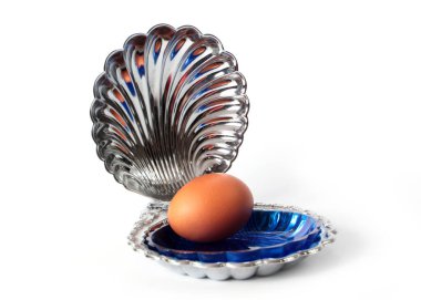 Paskalya yumurtası dekoratif bir kabukta saklıdır.