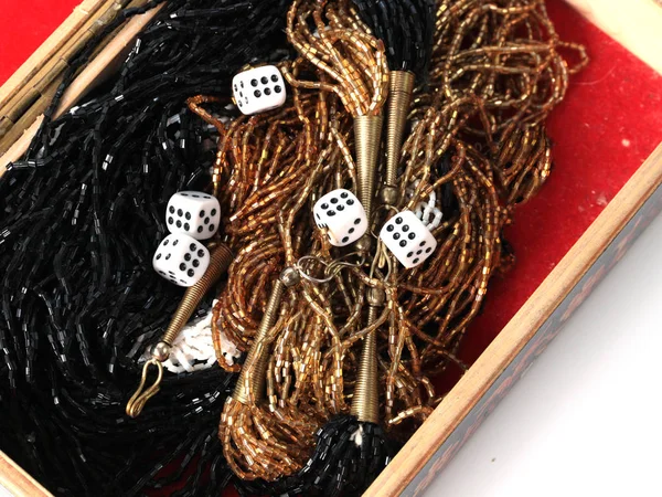 Παίζουν Ζάρια Για Παιχνίδι Είναι Στο Κουτί Κοσμήματα — Φωτογραφία Αρχείου