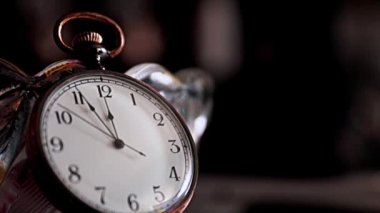 Eski bir cep saatinin kadranında saniyenin hareketi