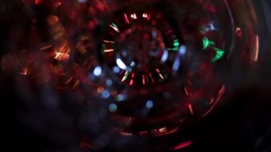 Silindirik bir tünelde tatil aydınlatmasının bulanık ışığı