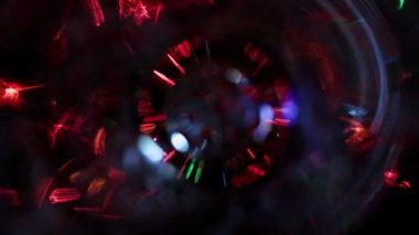 Silindirik bir tünelde tatil aydınlatmasının bulanık ışığı