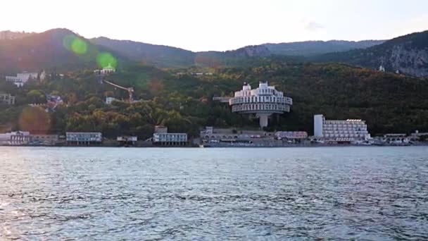 船からクリミア ヤルタ共和国の街への眺め — ストック動画