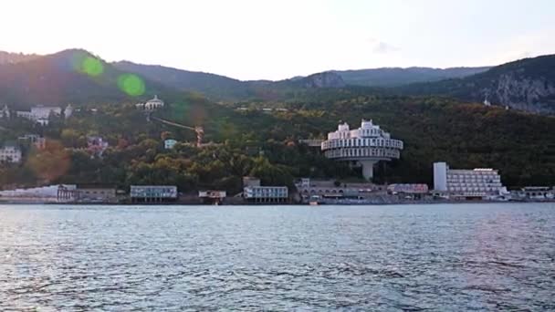 船からクリミア ヤルタ共和国の街への眺め — ストック動画