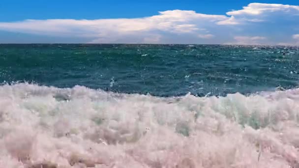 Stormgolven Aan Zeekust Bewolkte Luchten — Stockvideo