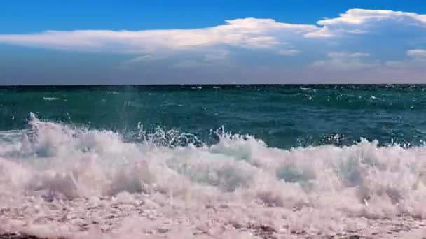 vagues de tempête sur la côte maritime et ciel nuageux 
