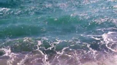 Aktif dinlenme yeri olarak deniz dalgaları ve kumlu çakıl taşı plajı.