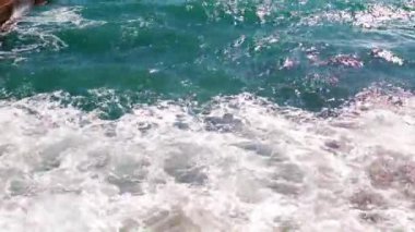 Aktif dinlenme yeri olarak deniz dalgaları ve kumlu çakıl taşı plajı.