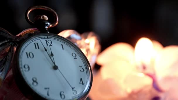 Ogień Świecy Woskowej Ruch Drugiej Ręki Tarczy Zegarka Kieszonkowego — Wideo stockowe
