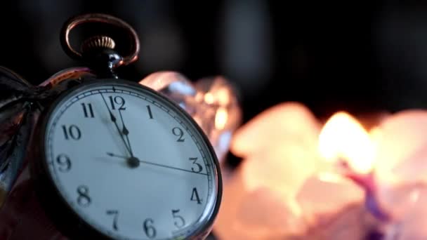 蜡制蜡烛的火光和一只手在怀旧怀表表盘上的移动 — 图库视频影像
