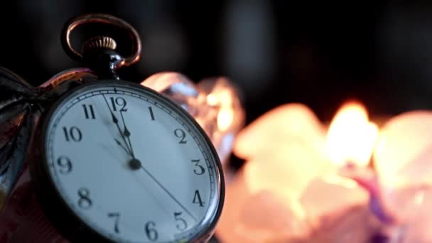Вогонь Воскової Свічки Рух Другої Руки Циферблаті Кишенькового Старовинного Годинника — стокове відео
