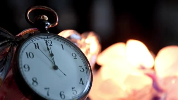 Вогонь Воскової Свічки Рух Другої Руки Циферблаті Кишенькового Старовинного Годинника — стокове відео