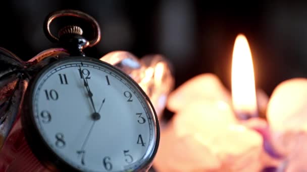 蜡制蜡烛的火光和一只手在怀旧怀表表盘上的移动 — 图库视频影像