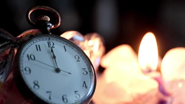 Fuego Una Vela Cera Movimiento Segunda Mano Dial Reloj Antiguo — Vídeos de Stock
