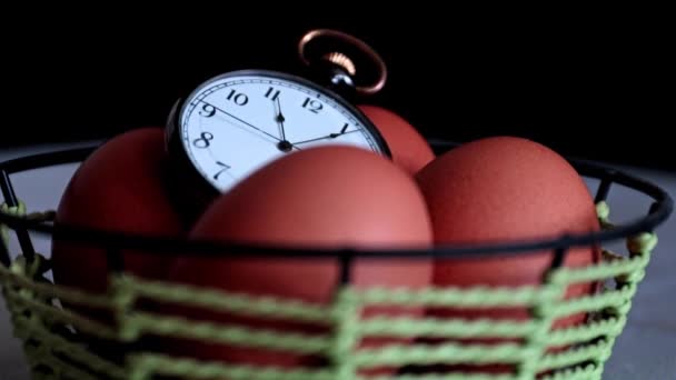 イースターエッグとポケットヴィンテージの時計のダイヤル上の秒針の動き — ストック動画