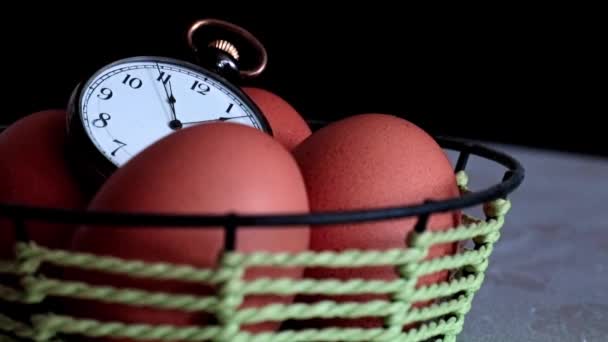 Paskalya Yumurtaları Ikinci Elin Hareketi Eski Bir Cep Saati Kadranında — Stok video
