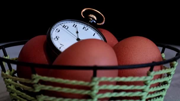 イースターエッグとポケットヴィンテージの時計のダイヤル上の秒針の動き — ストック動画