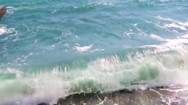 Olas Mar Una Playa Guijarros Arena Como Lugar Recreación Activa — Vídeo de stock