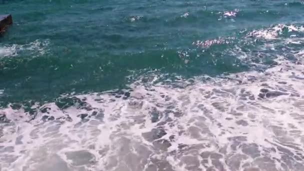 Olas Mar Una Playa Guijarros Arena Como Lugar Recreación Activa — Vídeo de stock