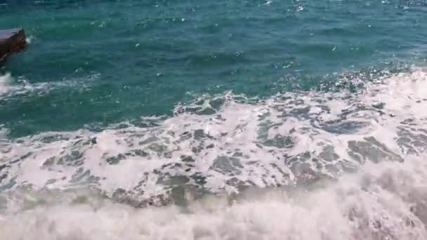 Olas Mar Una Playa Guijarros Arena Como Lugar Recreación Activa — Vídeo de stock