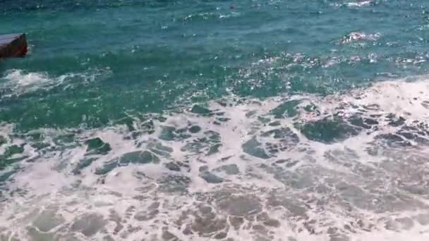 Olas Mar Una Playa Guijarros Arena Como Lugar Recreación Activa — Vídeo de stock