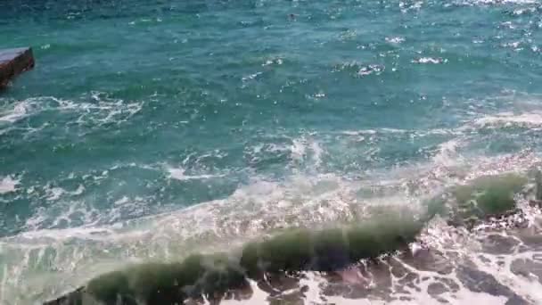 Ondas Mar Uma Praia Seixos Areia Como Lugar Recreação Ativa — Vídeo de Stock